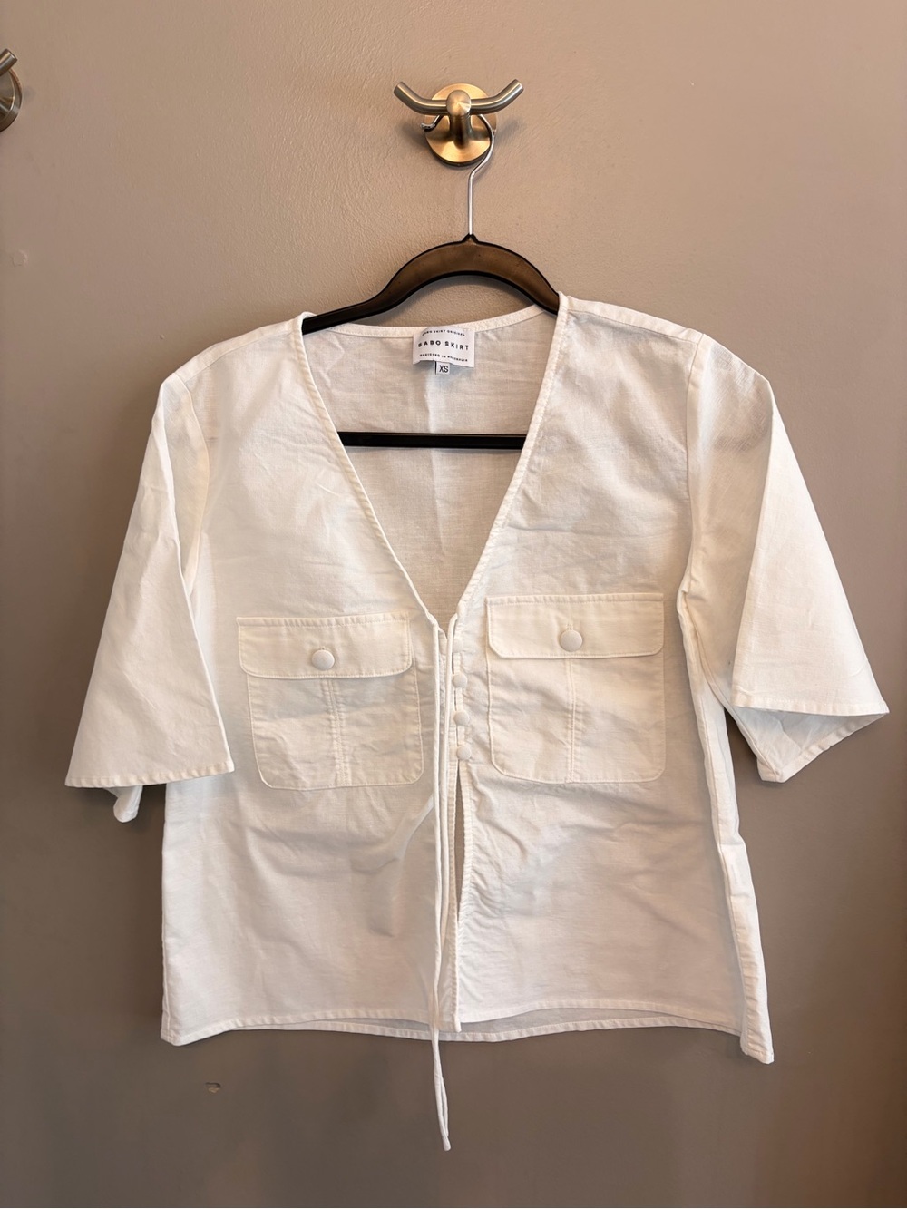 Sabo Skirt White linen blend blouse front tie detail and flap pockets size XS - Picture 2 of 14